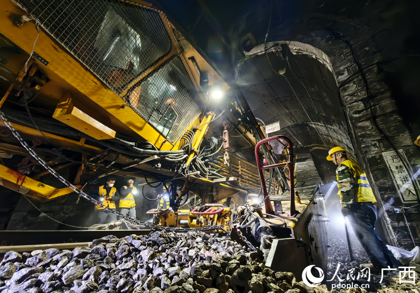 QS-1200型全断面清筛机正在焦柳铁路进行线路清筛作业。人民网记者 王勇摄