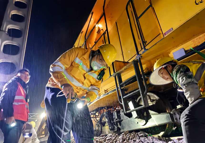 焦柳铁路集中修现场。詹博摄