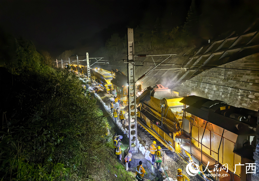 焦柳铁路集中修牙屯堡至水团线路清筛施工现场。人民网记者 王勇摄