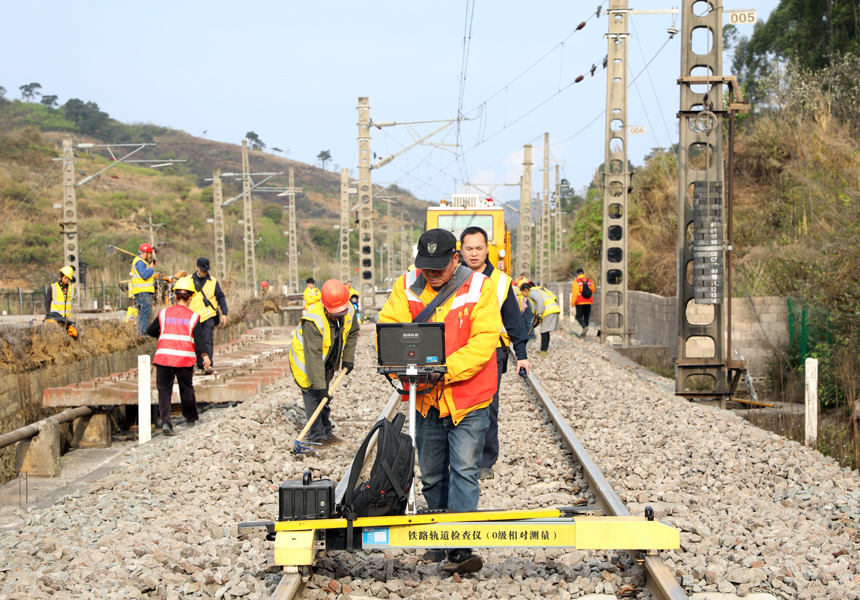 作业人员正在南昆铁路进行线路检查。刘锦涛摄