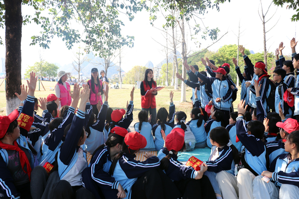 平安社區工作人員與同學們進行科普宣傳互動。