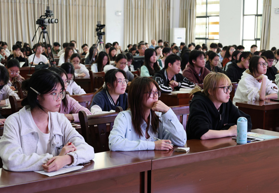 同学们在仙葫校区主课堂听课。广西中医药大学供图