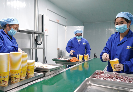 工作人员在分装料包