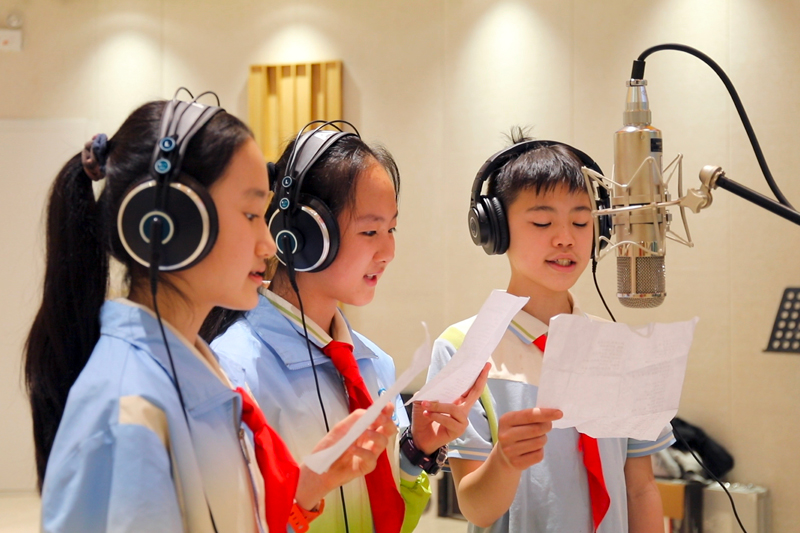 同学们在专业录音棚里录制毕业纪念歌曲。广西幼师供图