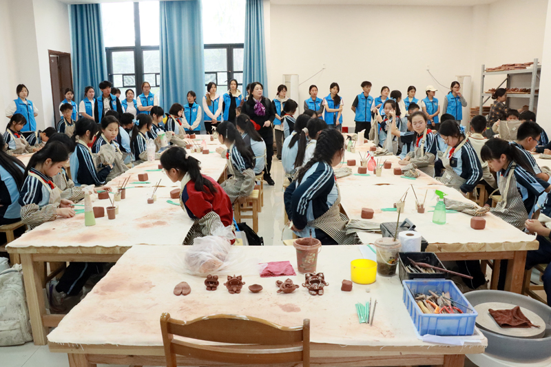 同学们在陶艺实训室里体验陶艺制作。广西幼师供图