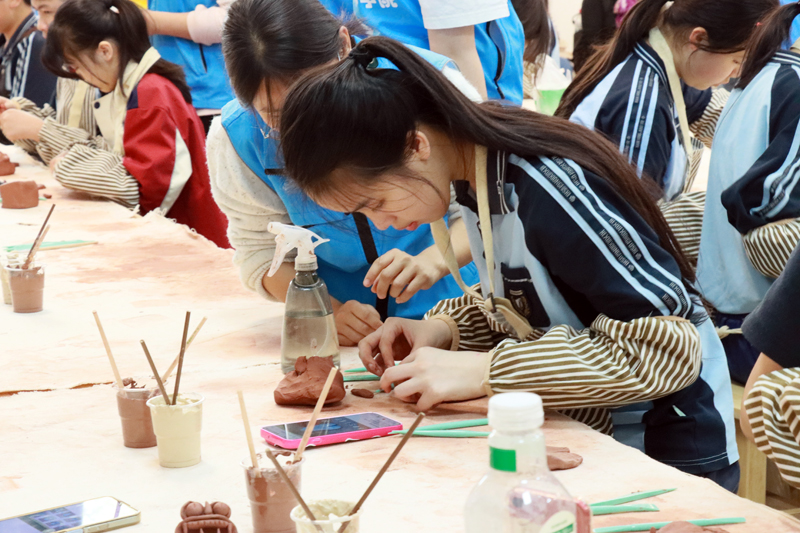 同学们在DIY专属的瓦猫陶艺作品。广西幼师供图