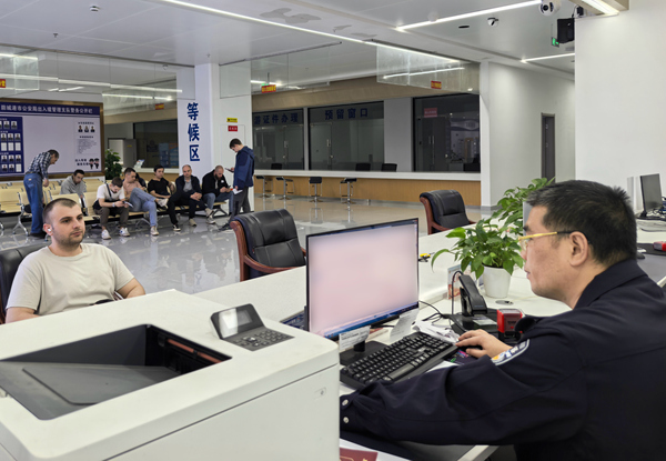 民警周日加急为外籍船员办理签证。黄月娟摄