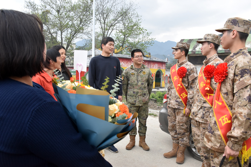 親人送別，勉勵新兵。黃曉羽攝