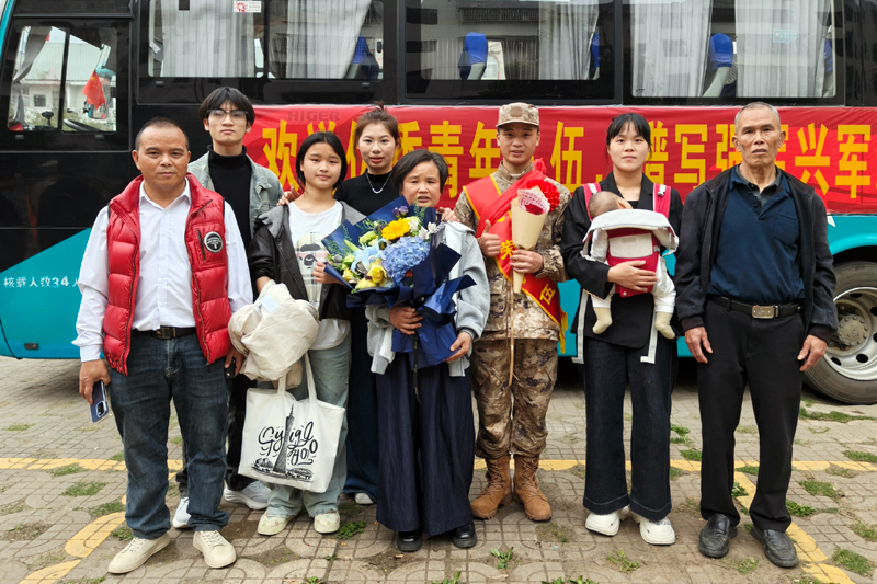 鄉親激情歡送新兵。肖正攝