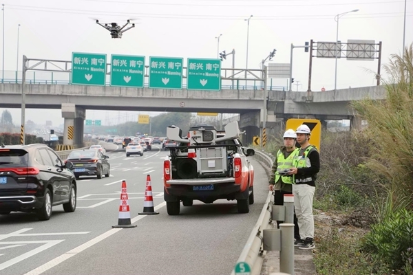 工作人员利用无人机监测车流情况。