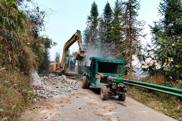 南鄉鎮上新村修路破解會車難題。黃家近攝