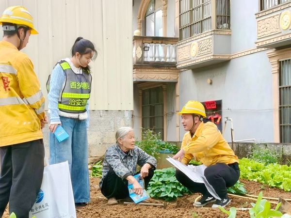 圖為職工向鐵路沿線群眾宣傳鐵路外部安全環境的重要性。黃紹武攝