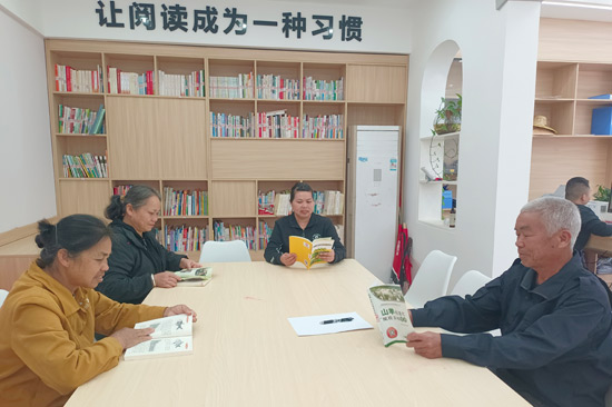 上石社区农家书屋村民在翻阅各类农耕书籍