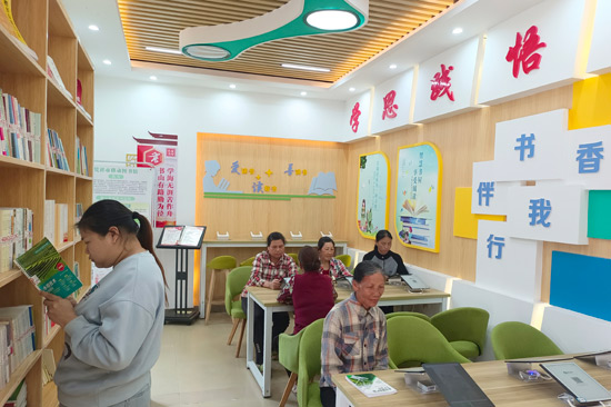 练江村农家书屋村民在翻阅各类农耕书籍
