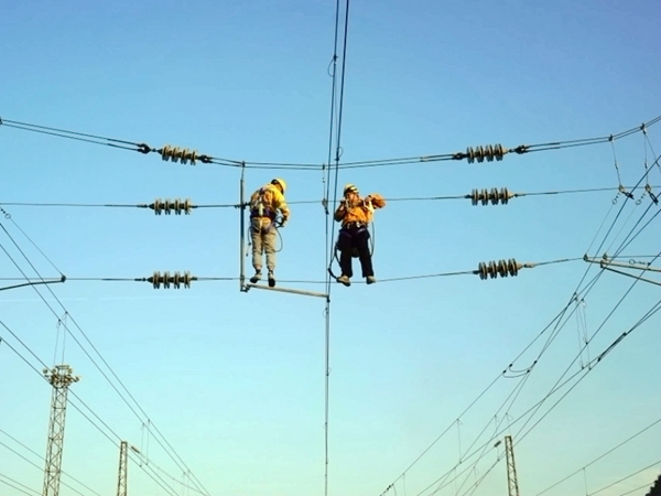 青年職工正在檢修。羅義楊攝