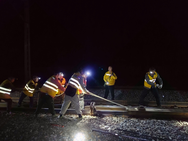 作業人員在操作打軌器拉伸鋼軌。黃祖儒攝