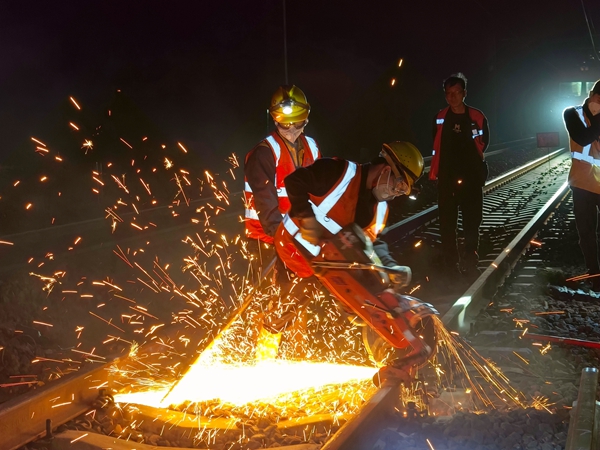 作業人員在操作鋸軌機切割鋼軌。黃祖儒攝