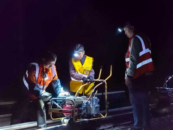 作業人員在操作螺絲機。黃祖儒攝