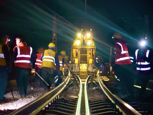 作業中的換軌車。黃祖儒攝