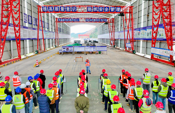 项目部开展防高坠专项应急演练。中国一冶供图