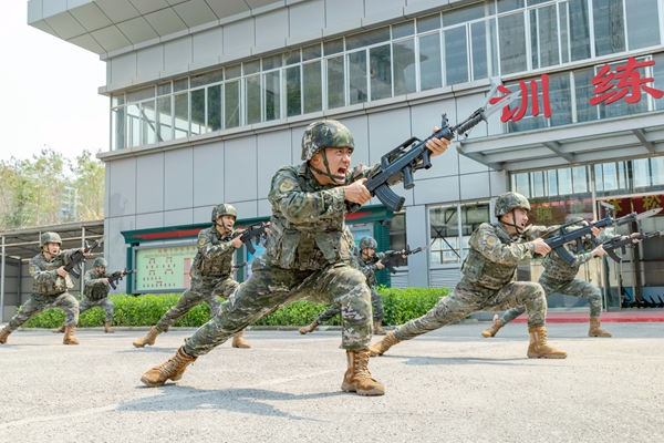 武警官兵在組織刺殺訓練。