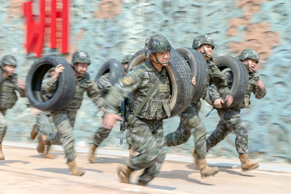 武警官兵在進行體能強化訓練。