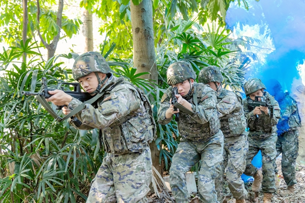 武警官兵在進行協同搜索。