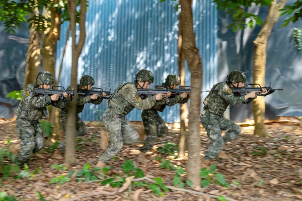 武警官兵在進行快速追擊。