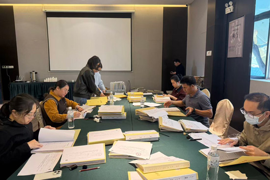 2.2025年11月，自治区社保中心工作人员到玉林市上门为企业预审档案。