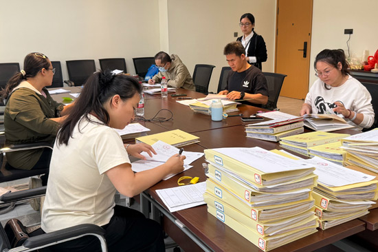 4.2015年10月，自治区社保中心聚焦企业退休业务办理需求，赴钦州市主动上门为企业开展退休职工人事档案预审专项服务。