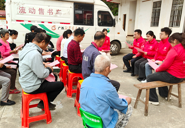 志願者向村民宣講《移風易俗傳承文明倡議書》。黃普林攝