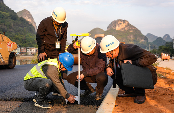 圖為近日，陽朔縣紀檢監察干部在福利大橋項目建設現場開展實地走訪。徐維薇攝