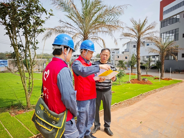 党员服务队向水稻产业中心管理人员宣传安全用电知识。方天学摄