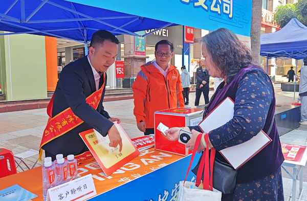 平安产险柳州中心支公司运营副总经理潘在智指导群众参与活动。平安产险柳州中心支公司供图