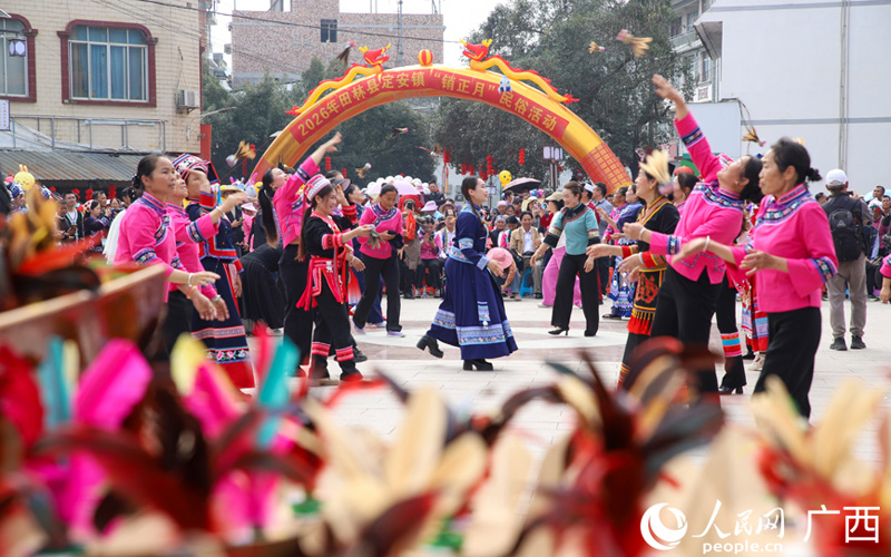 广西田林：多彩民俗“销正月” 非遗盛宴闹古镇
