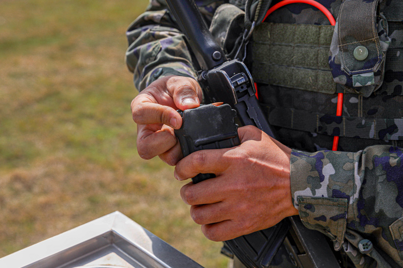 參訓官兵正在裝填子彈。代禮意攝