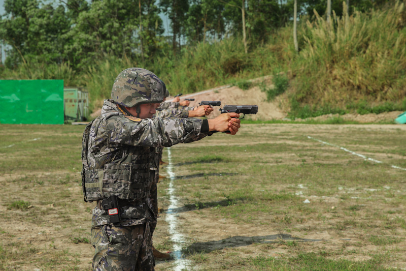 參訓官兵進行手槍快速射擊訓練。趙雨桐攝