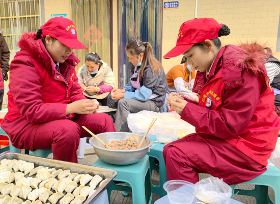 志愿者在敬老院包饺子。谢俊摄