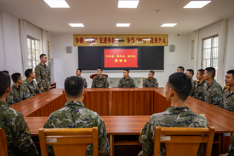 官兵们在恳谈会上积极发言。李章禄摄