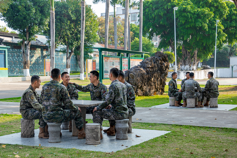 官兵们训练间隙互相交流分享。许校旗摄