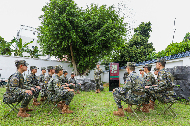 官兵们训练间隙进行“点赞身边人”活动。温羽华摄