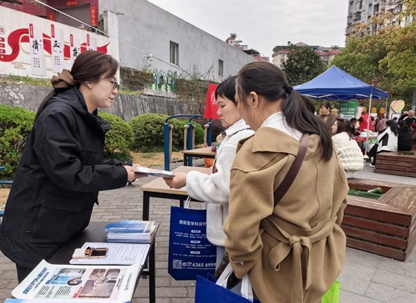 工作人员为居民讲解燃气安全知识