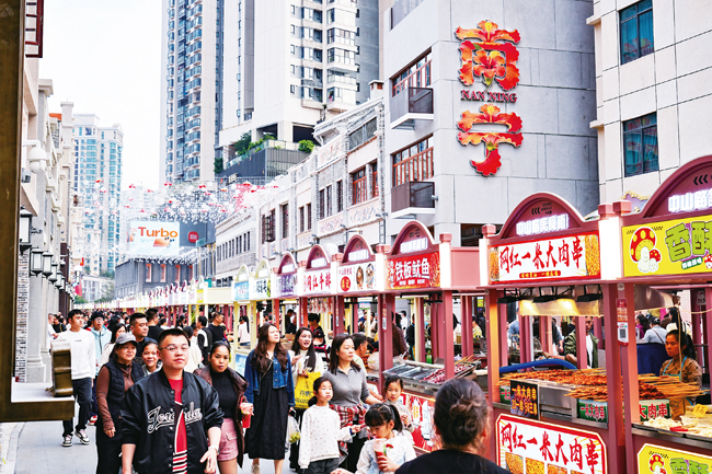 中山路美食街香氣四溢，本土特色美食吸引眾多游客前來品嘗。記者葉子榕攝