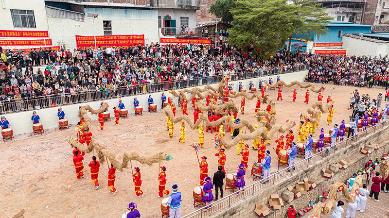 多条草龙在场地中齐舞翻飞。吴特寺摄