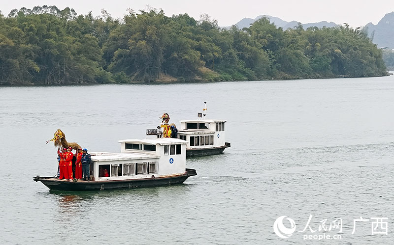 草龙乘船从左江驶来，为这场传承三百年的民俗盛会注入独特仪式感。人民网记者 沈泉池摄