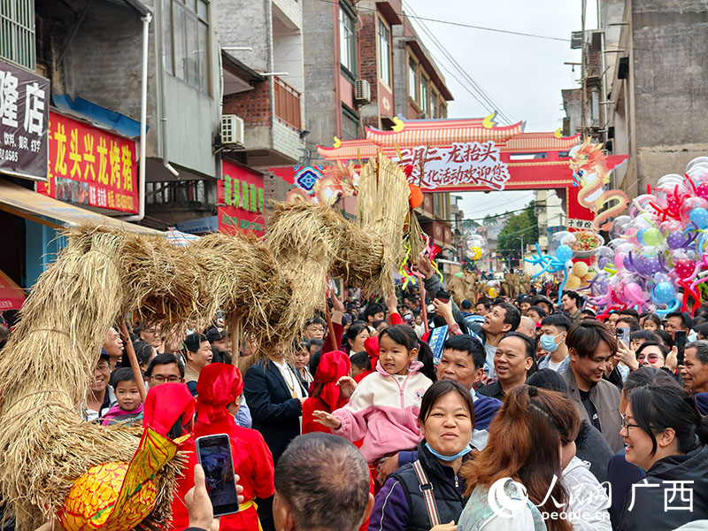 草龙在龙头乡街巷巡游，群众簇拥围观。人民网记者 沈泉池摄