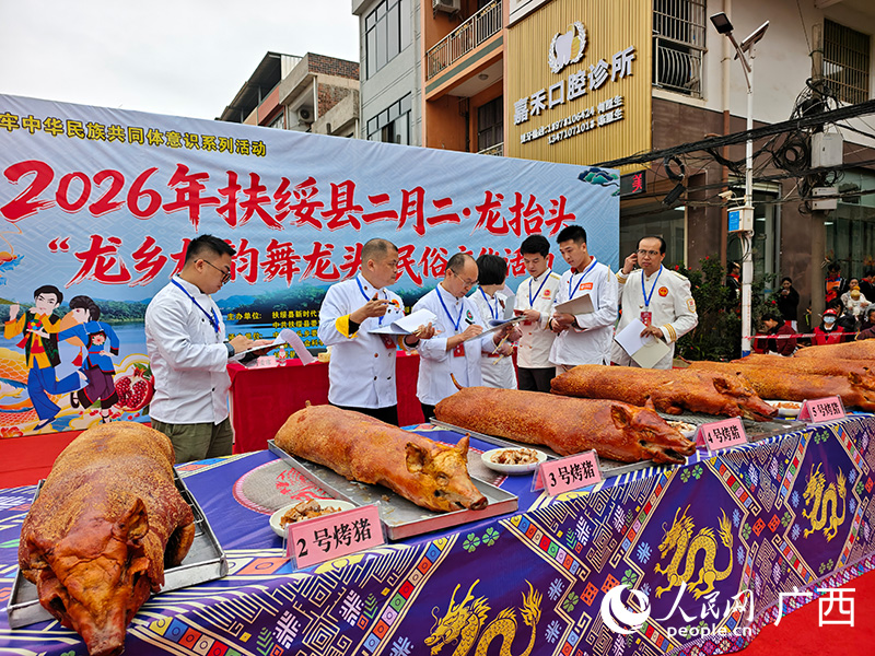 评委们对参赛龙头烤猪逐一品鉴打分。人民网记者 沈泉池摄
