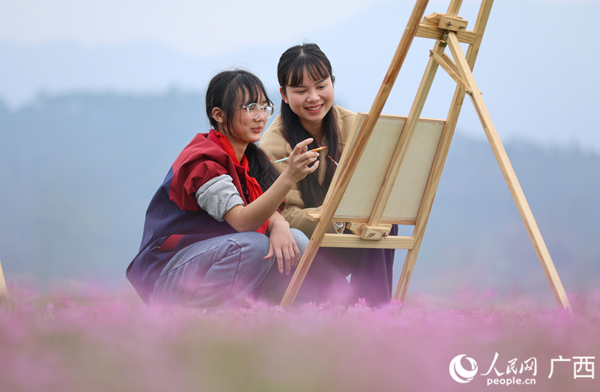 孩子们在紫云英花海绘画。