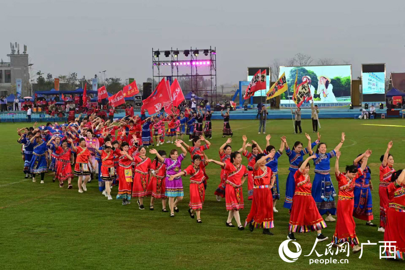 赛前表演。人民网记者 雷琦竣摄
