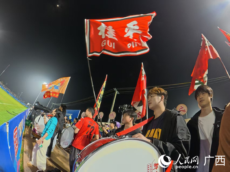 观众为球队加油呐喊。人民网记者 雷琦竣摄